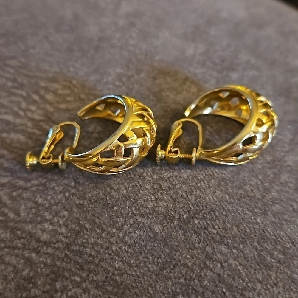 VTG NAPIER Goldtone Basketweave Chunky Hoop Clip-on Earrings